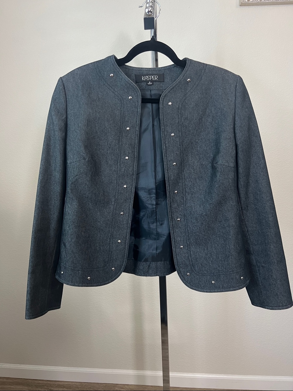 Kasper Grey Women’s 3 Piece Suit Blazer w/ Metal Embellishment Cotton blend Sz 8 - Picture 3 of 9